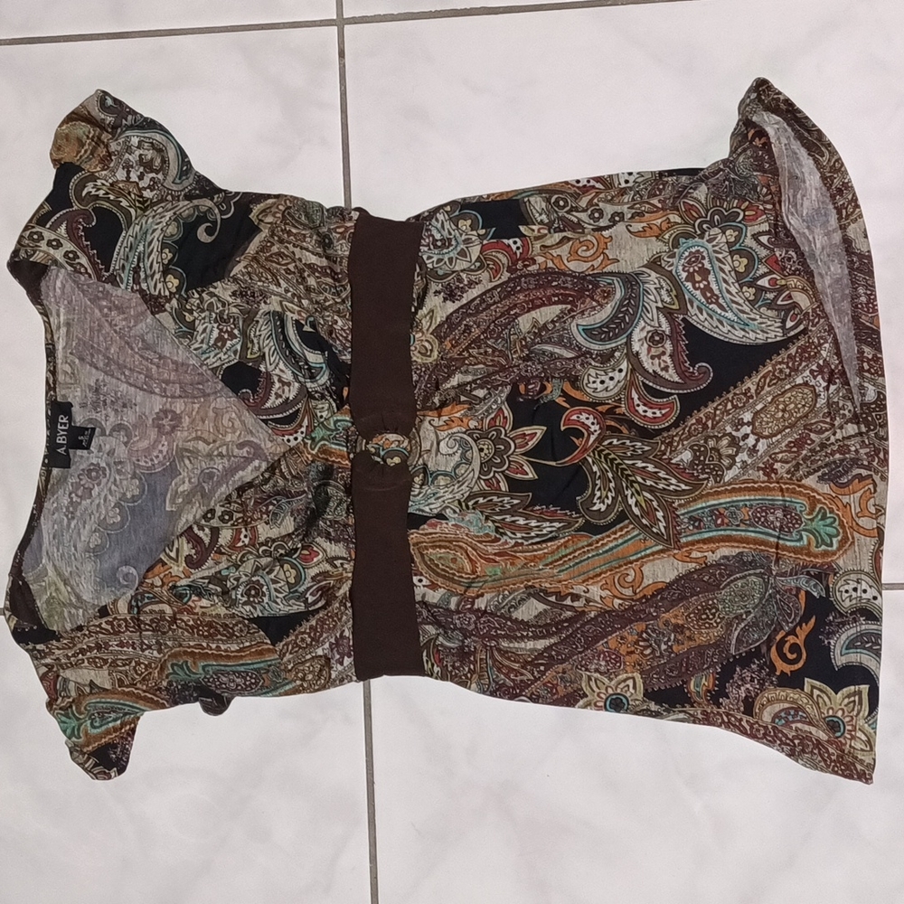 Cute paisley print A. Byer cap sleeve knit top with a tie back.